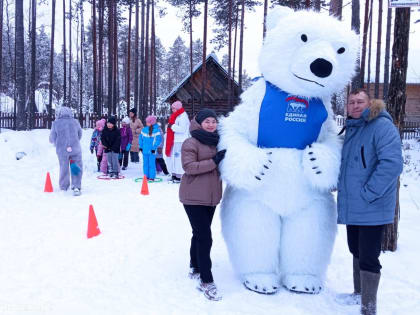 В Верхней Максаковке "Единая Россия" порадовала детей ростовым медведем и подарками