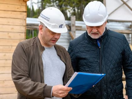 Владимир Уйба проинспектировал ход строительства школы в Эжве