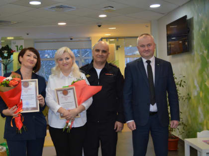 Полицейские Сыктывкара поблагодарили сотрудниц банка за предотвращение преступления