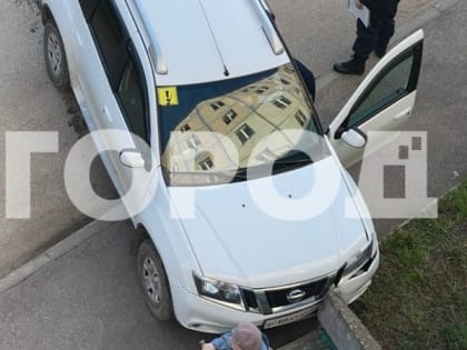 В Сыктывкаре иномарка наехала на пенсионерку, которая сидела на скамейке