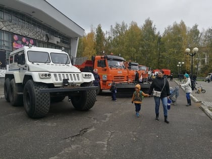 Коммунальные службы столицы продемонстрировали свою технику