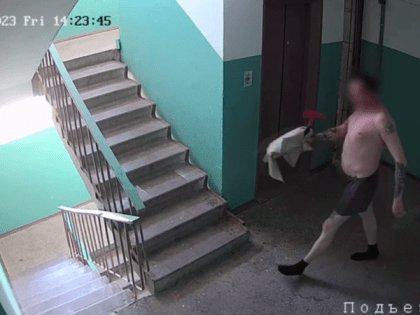 Житель Коми стучался топором в дверь к соседу