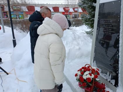 Церемония возложения цветов прошла сегодня в сквере Мирный