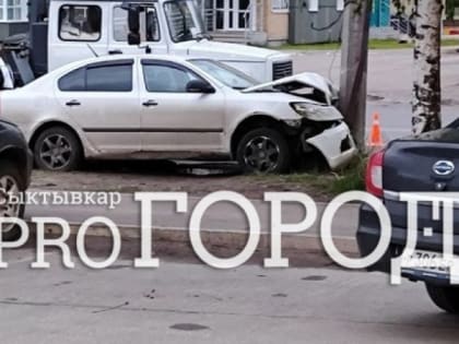 В Сыктывкаре машина врезалась в столб