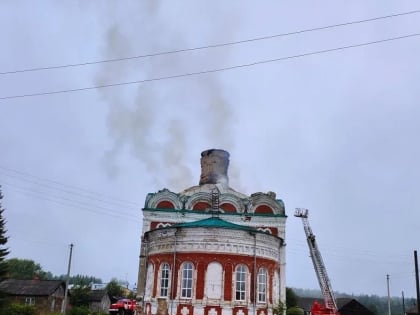 Пожарные локализовали огонь на кровле церкви Кылтовского Крестовоздвиженского женского монастыря