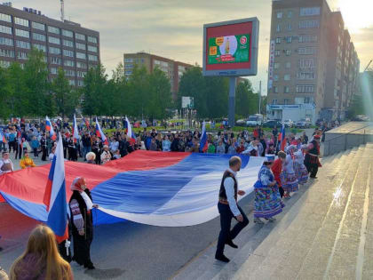 «Единая Россия» поздравляет жителей регионов с Днём России