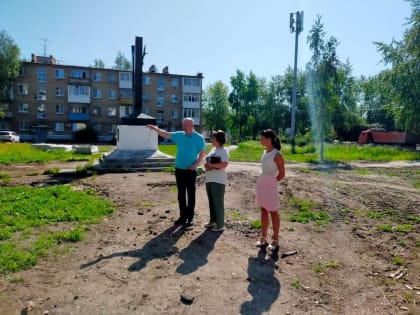 В Ухте «партийный десант» проверил реконструкцию сквера по ул. Оплеснина