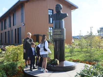 В Сыктывкаре открыли памятник основателю компании "Лузалес" Николаю Семенюку