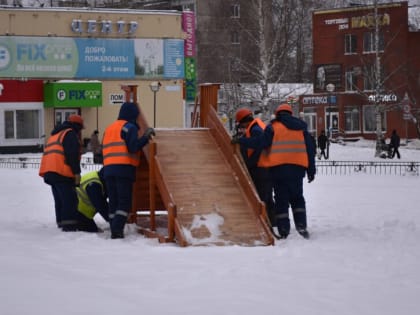 В новогодних городках началась установка горок