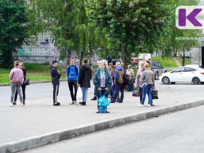 На автобусной остановке около гостиницы 