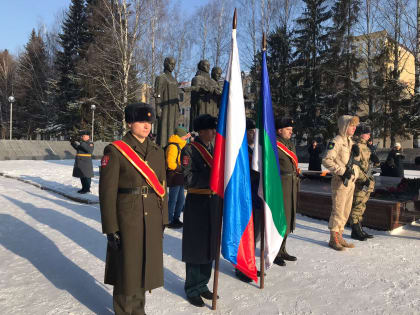 В Сыктывкаре в День защитника Отечества члены партии возложили цветы к Вечному огню