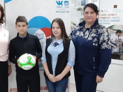 Школьники Коми получили от актера Алика Гульханова футбольные мячи