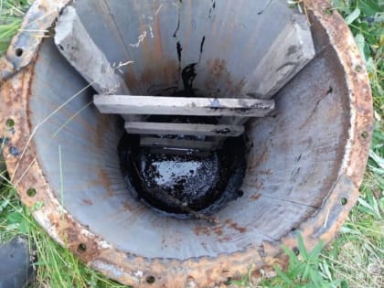 В Воркуте пожарные снова спасли собаку из колодца с мазутом