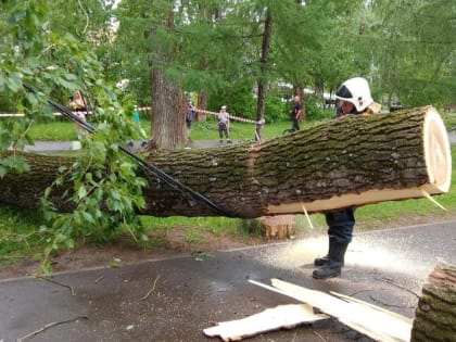 В Сыктывкаре устраняют последствия грозы