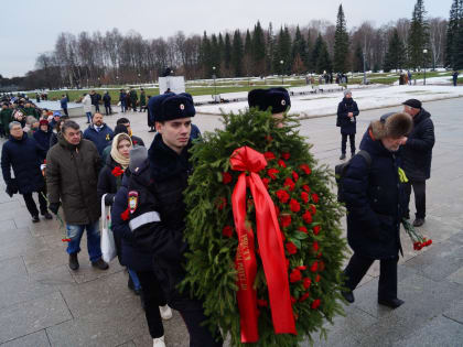 Делегация Коми почтила память защитников Ленинграда на Пискаревском мемориале