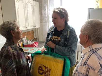 Партийцы поздравили "семейных долгожителей" с праздником