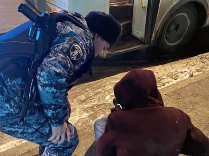 Сыктывкарец попытался на ходу запрыгнуть в автобус и упал под колеса