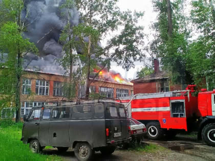 В Сыктывкаре полыхает здание колледжа (фото)