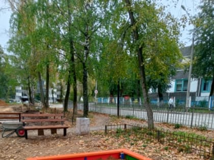 На ул. Слободской 19 приступили к установке игрового оборудования