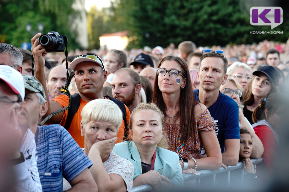 Немцы митинг. Шоу коми. Гости в россии. Певец из республики коми. Гости и жители.