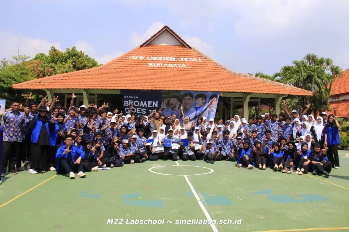 Bromen Goes To School - SMK Labschool UNESA 1