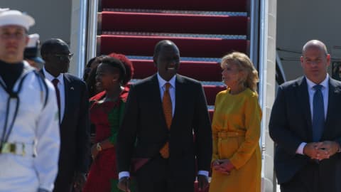 Xi Jinping’s Rare Tarmac Welcome by Trump Sparks Global Diplomatic Buzz
