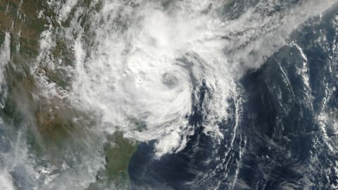 Deep Low‑Pressure Surge Near Kalingapatnam Triggers Heavy Rain Forecast for West Bengal