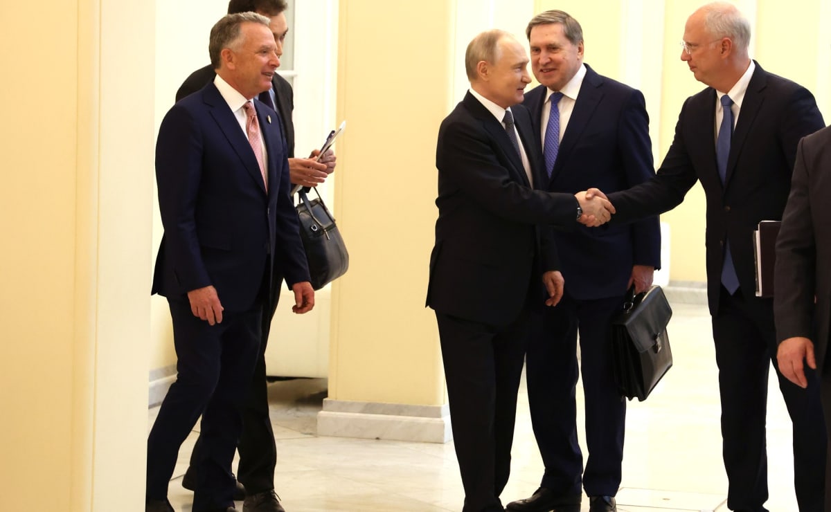Putin Meets US Envoys in Kremlin as Ukraine‑Russia Hostilities Temporarily Ease
