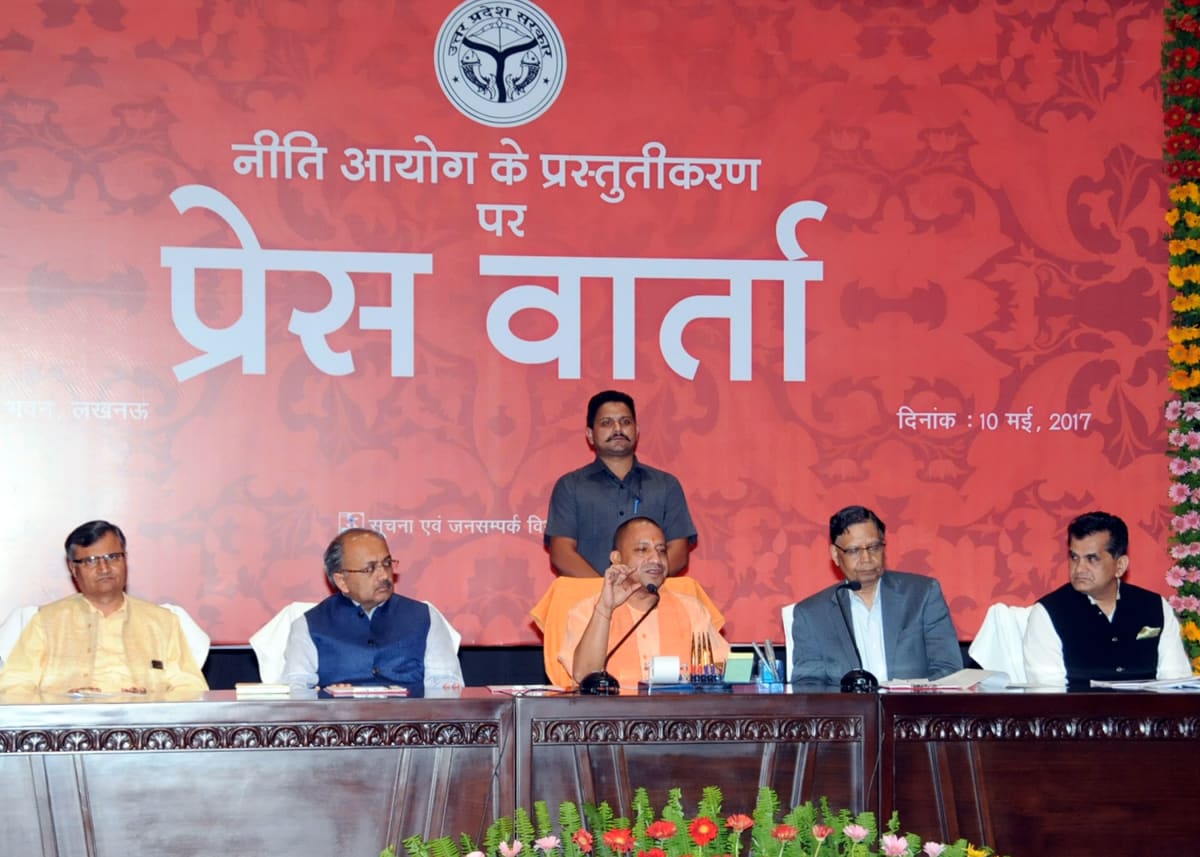 Uttar Pradesh में देर रात का बड़ा उलटफेर: 34 IAS अफसरों का ट्रांसफर, कई DMs बदले
