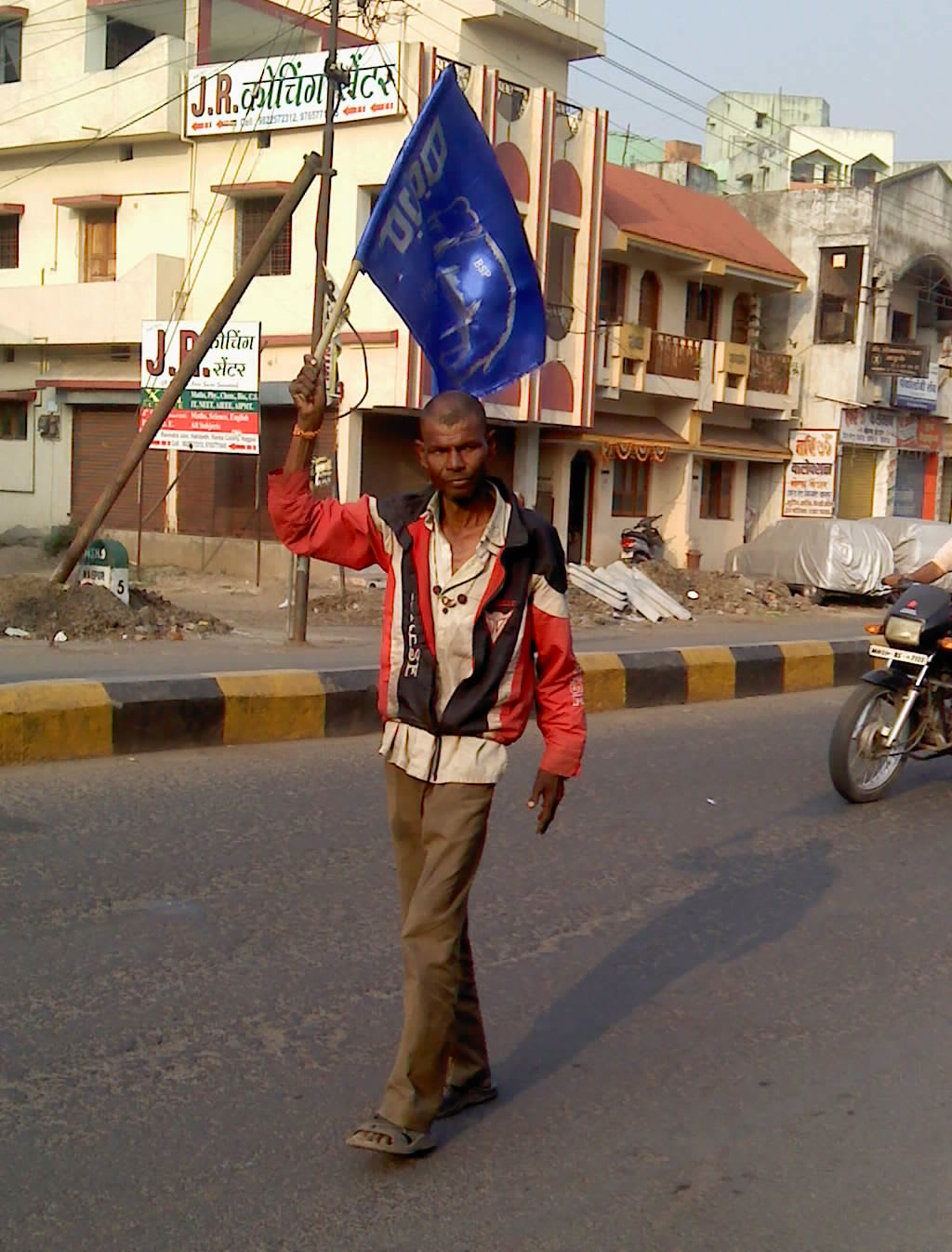 Ravi Kishan’s Viral Video: Councilor Quips ‘Did You Join BSP?’ Sparks Political Buzz