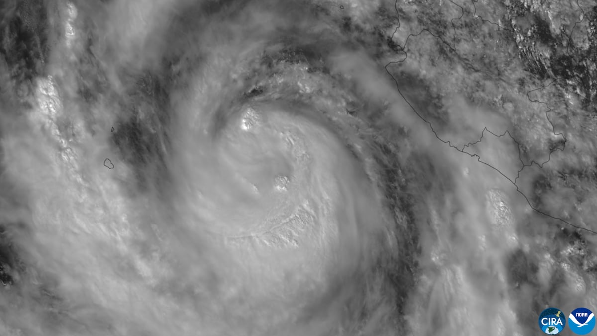 Hurricane Rachel Swells to Category 3, Triggers Dangerous Surf Alerts Along Mexico’s Pacific Coast