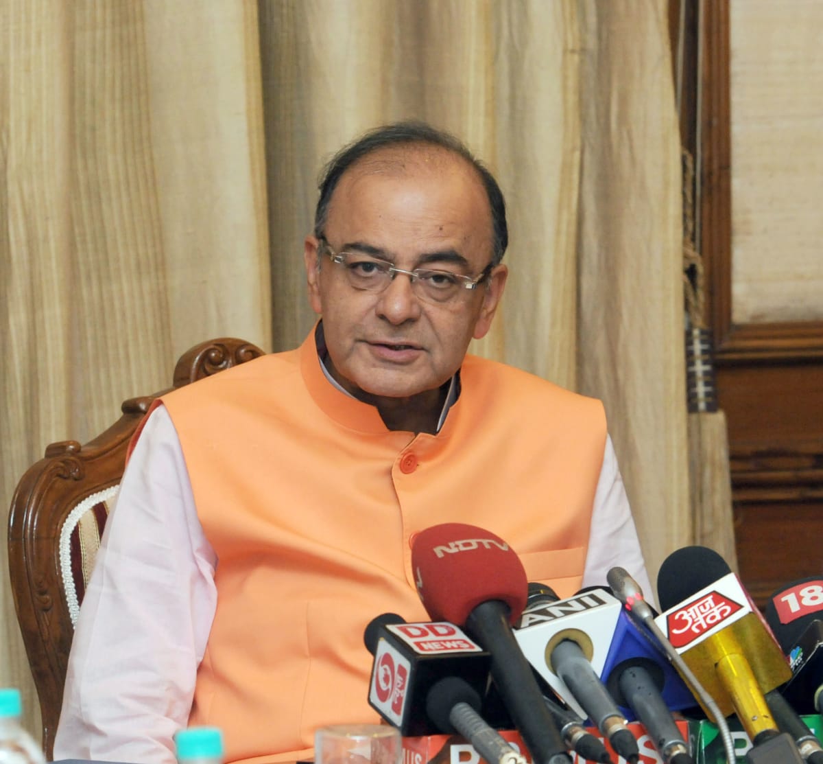 RBI की डॉलर बिक्री और कड़े नियम: रुपये को फिर से मजबूती की दिशा में