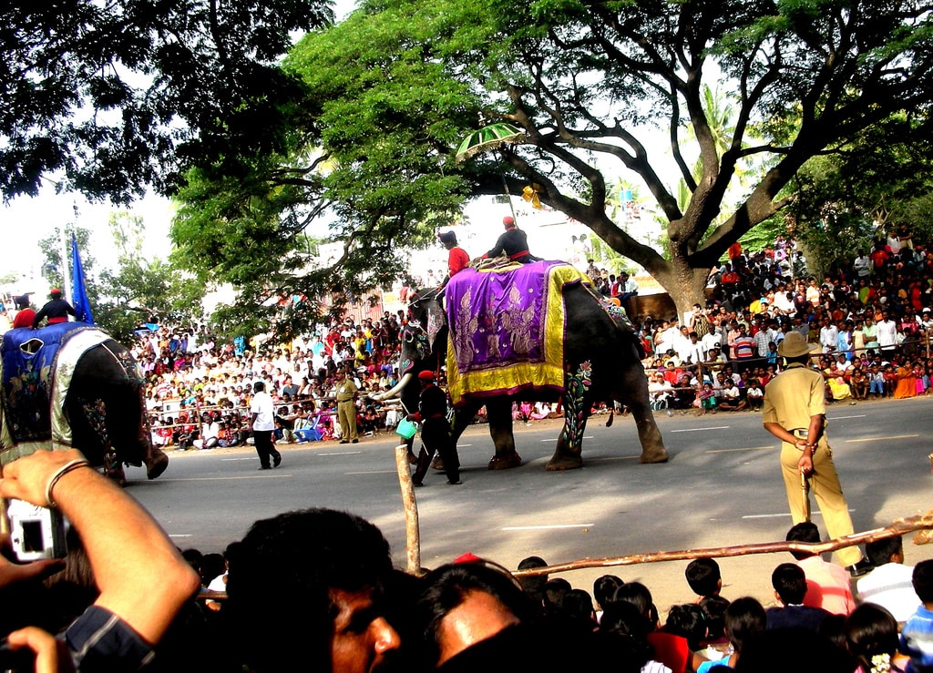 Why “ತಾಯಿ” Is Trending: Dasara, Spiritual Leaders & Political Echoes in Karnataka