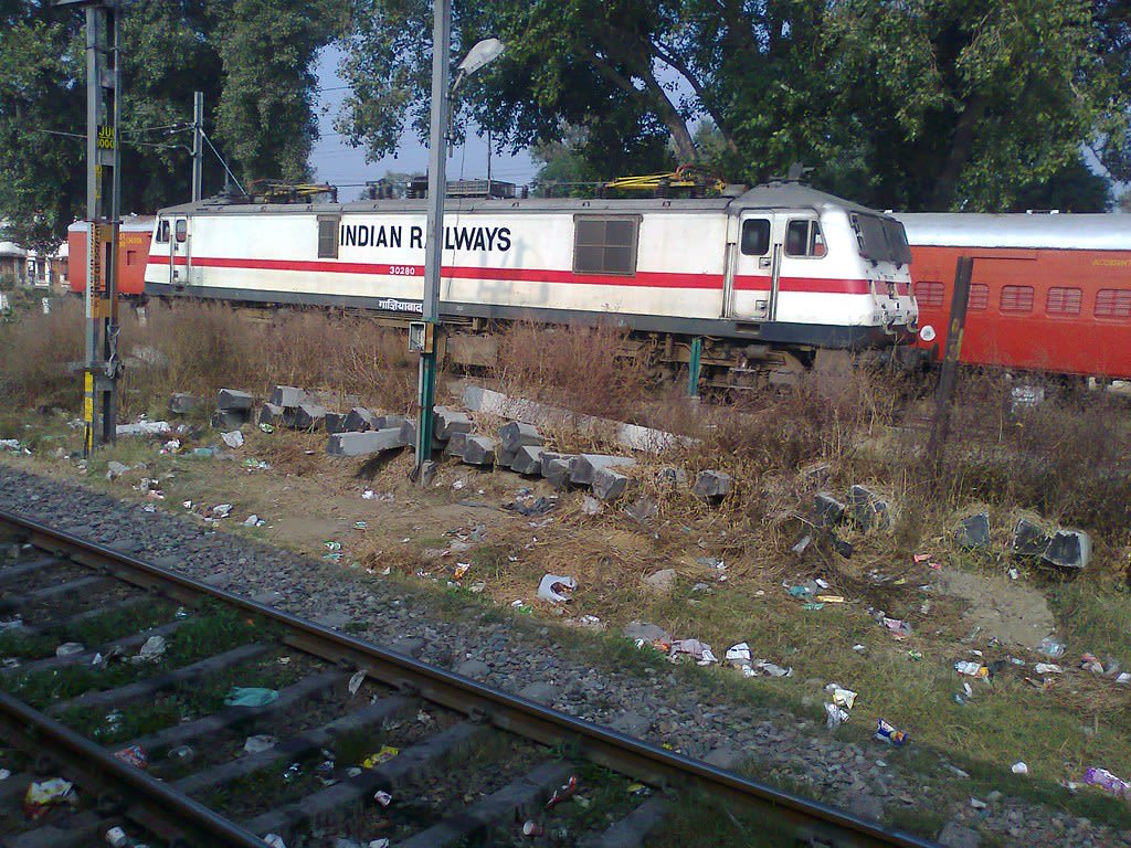 Central Pakistan Train Derailment Claims 5 Lives: Causes, Response, and Road Ahead
