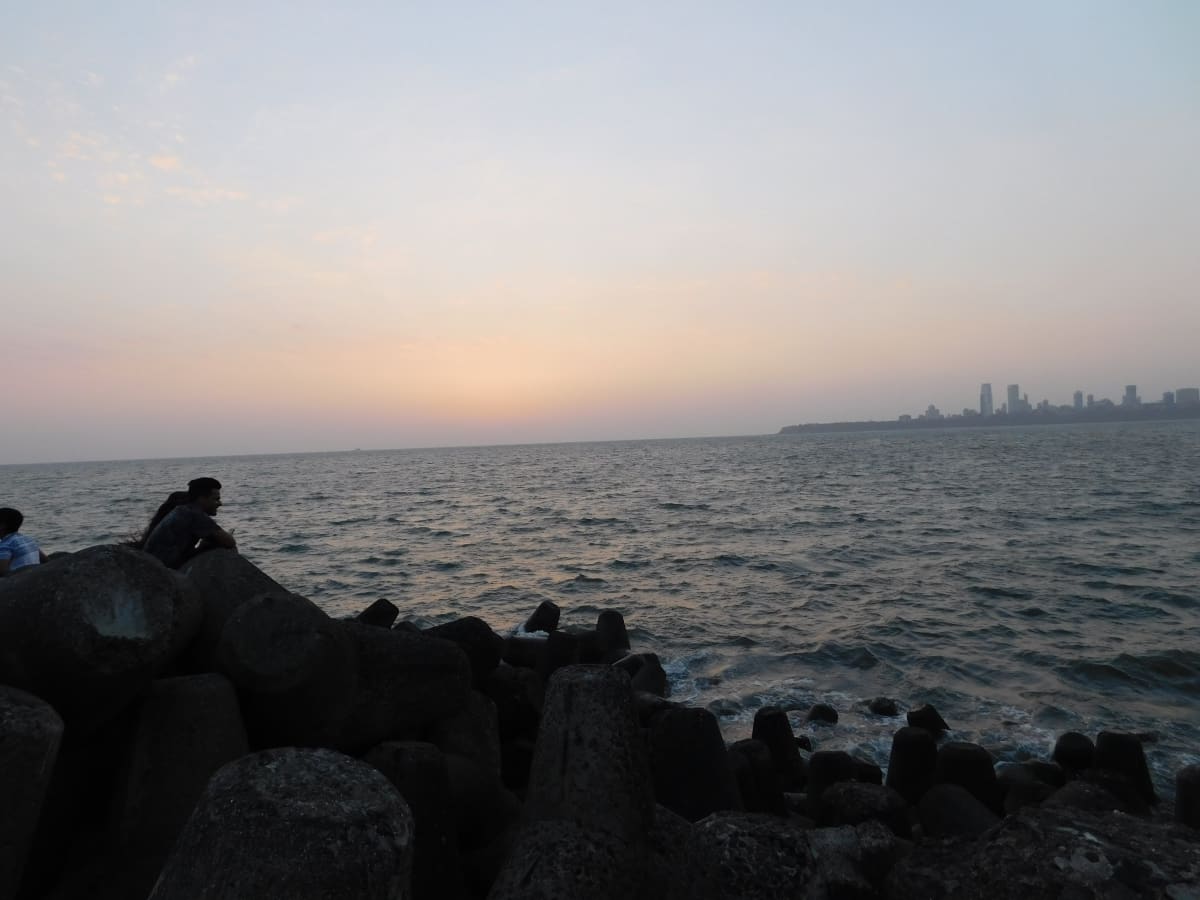 Mumbai’s Stifling Heatwave: Delayed Sea Breeze and Anti‑Cyclonic Circulation Raise Temperatures Across Maharashtra