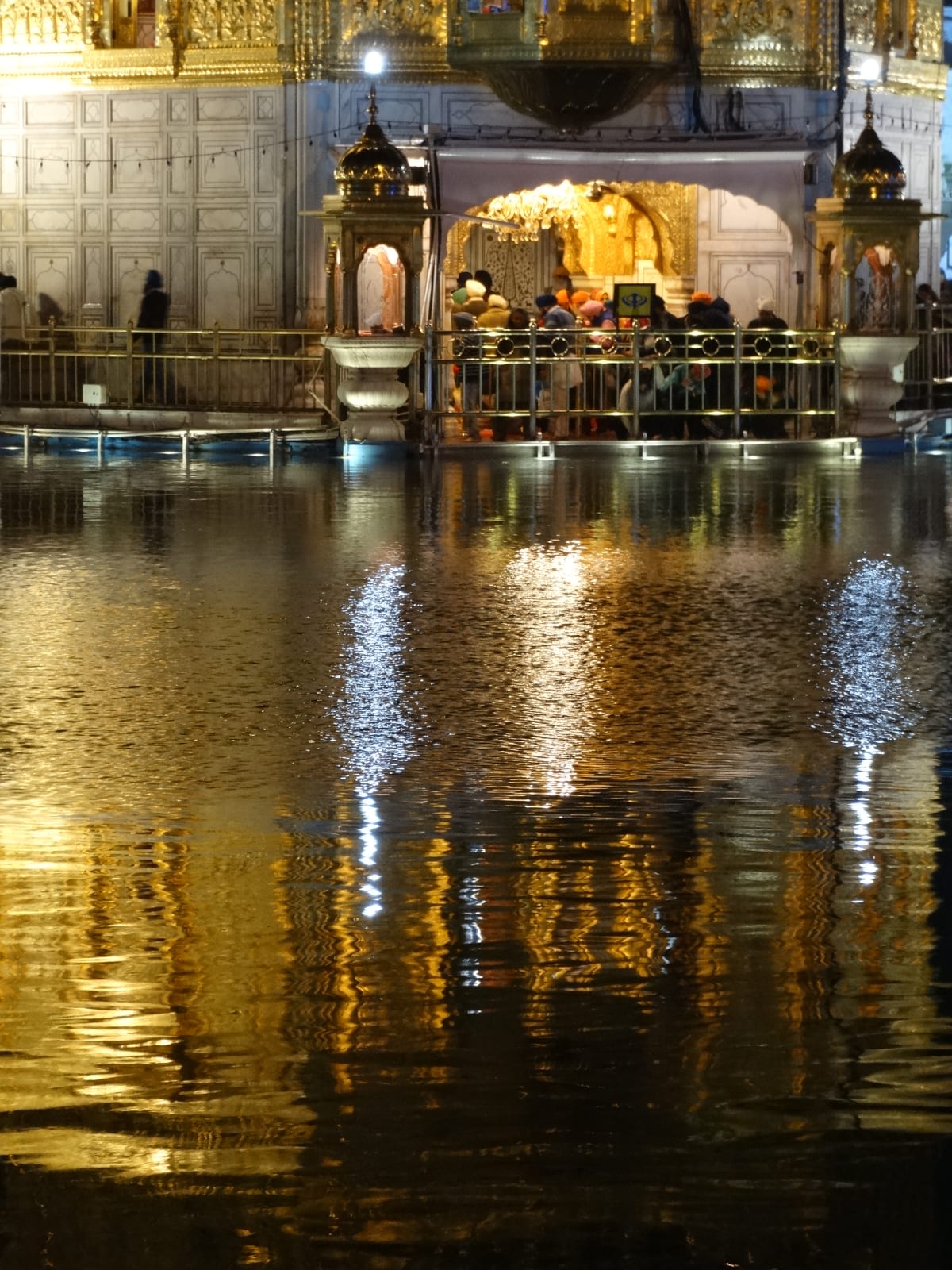 Sara Ali Khan’s Tearful Golden Temple Visit with Ayushmann Khurrana Sparks Nationwide Emotion