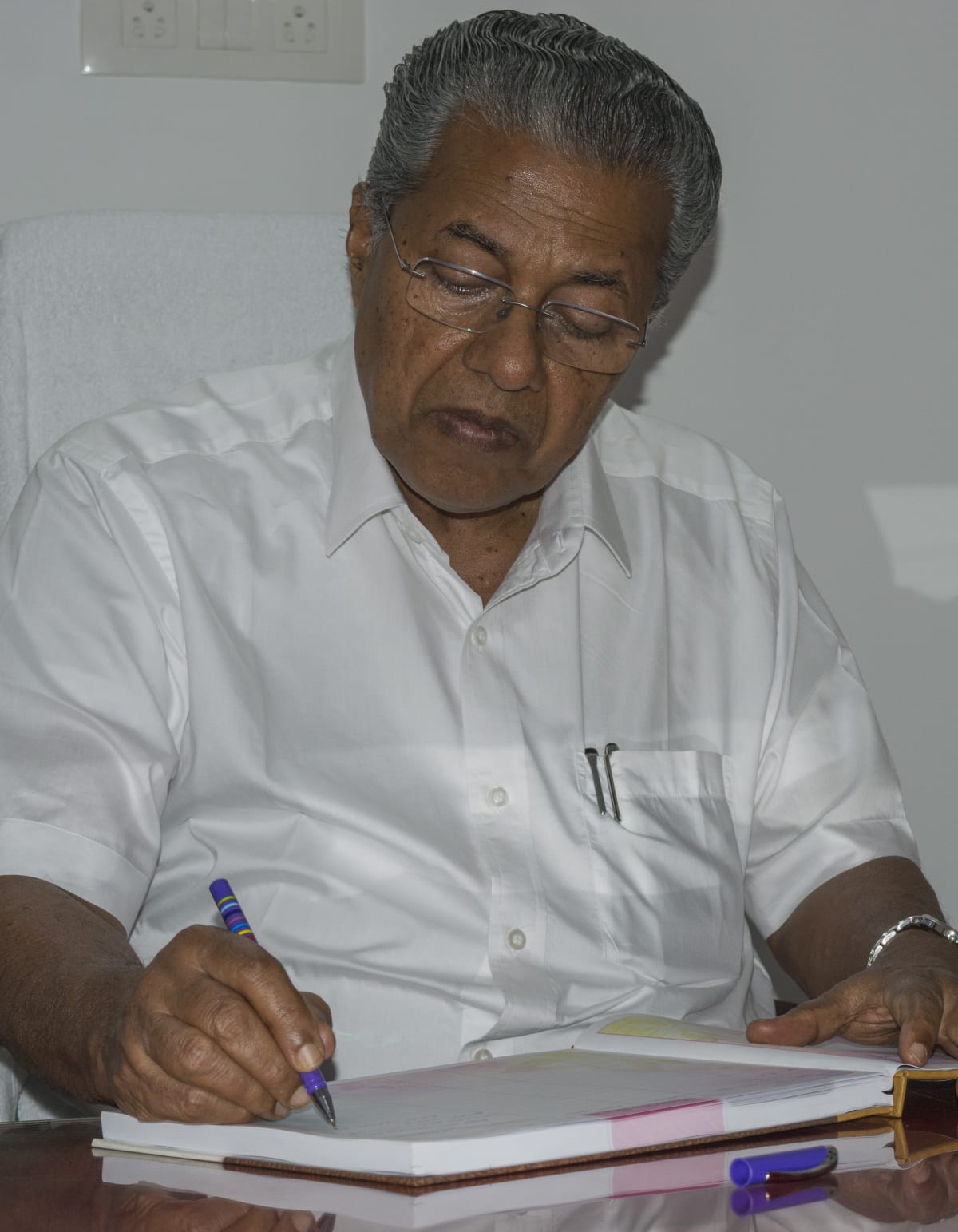 Supreme Court Halts CMRL Bribery Probe into Kerala Chief Minister Pinarayi Vijayan