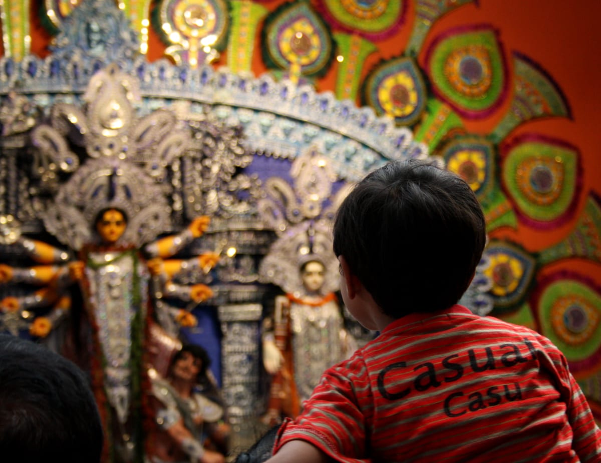 Heartfelt Father‑Daughter Moment Lights Up Kolkata’s Durga Puja Pandals