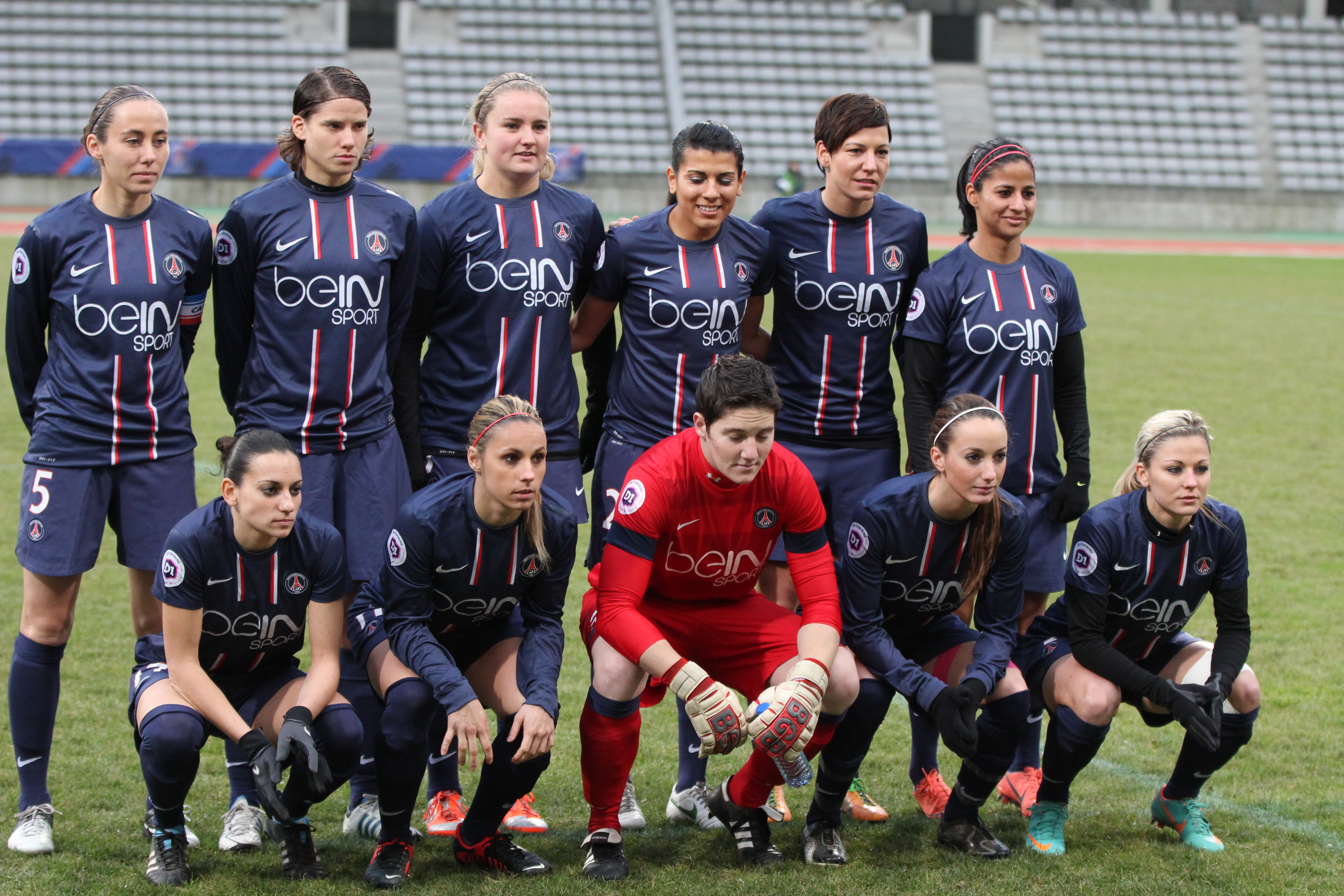 Paris FC women's team on the field