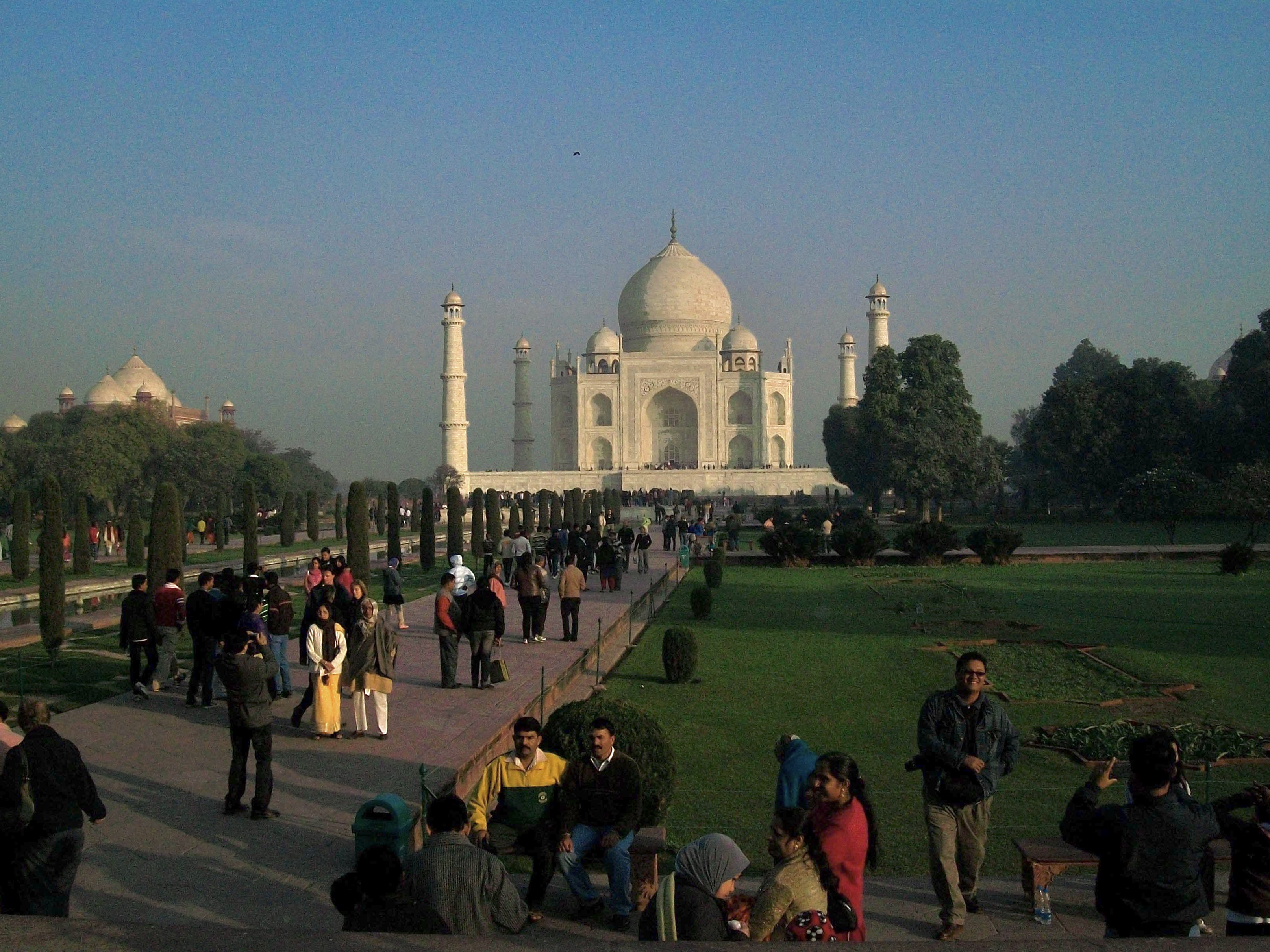 Taj Mahal sunrise crowd