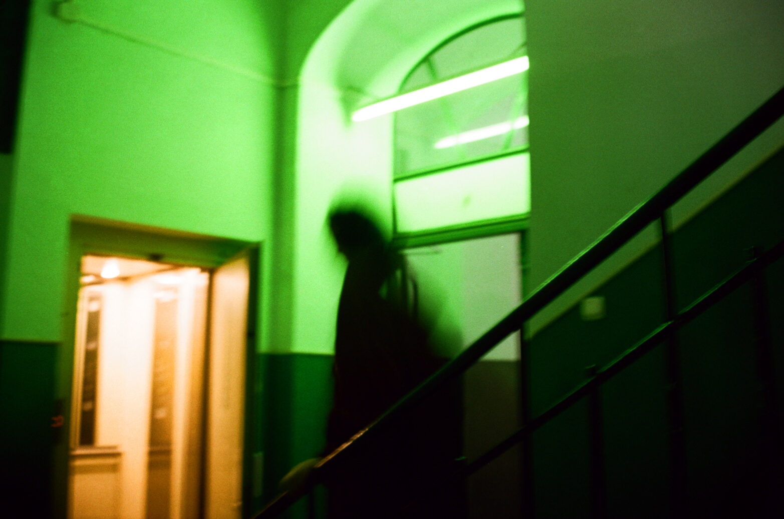 Calle de pueblo con coche