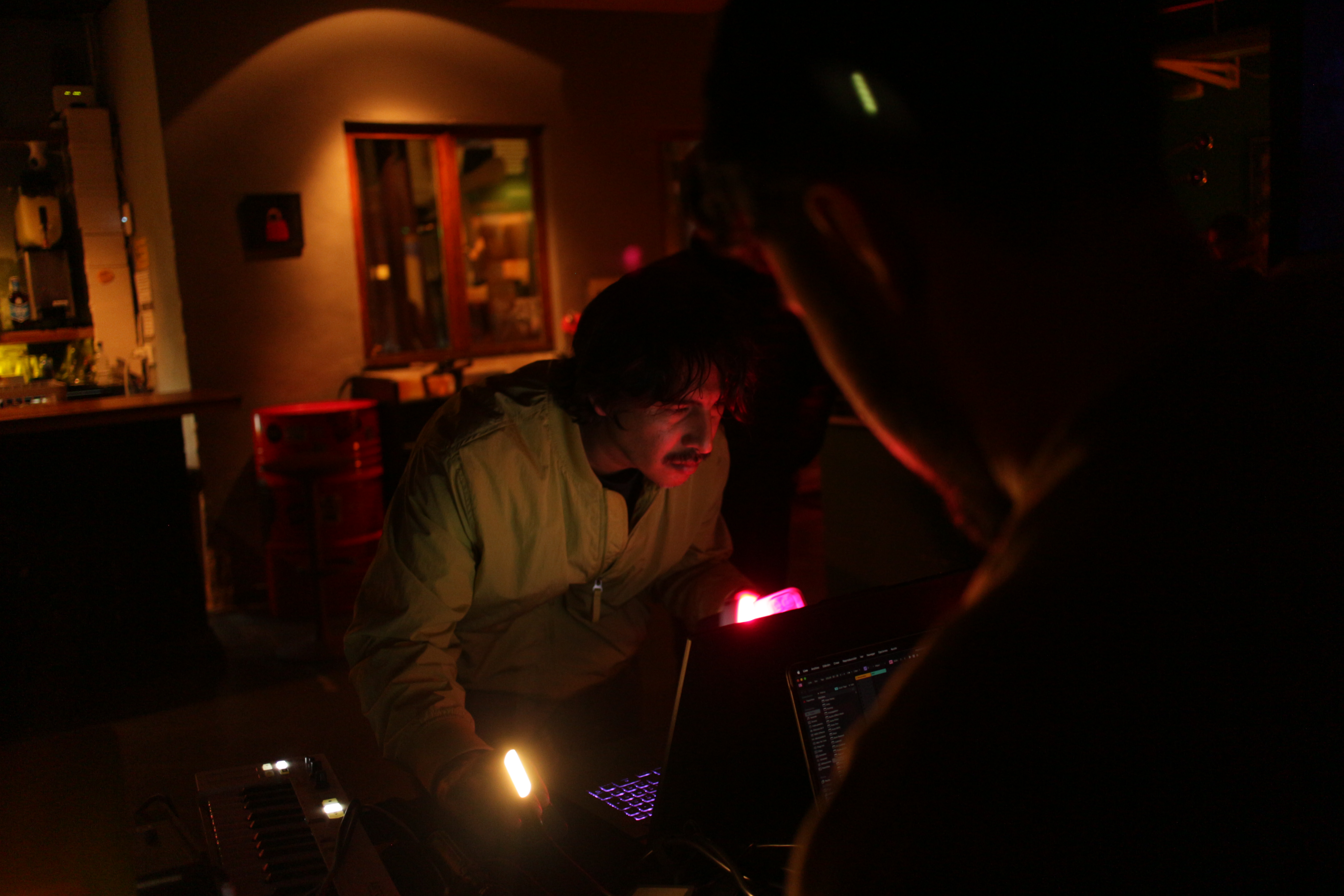 Toma principal de la sala Mat32 o Pluto con ambiente oscuro