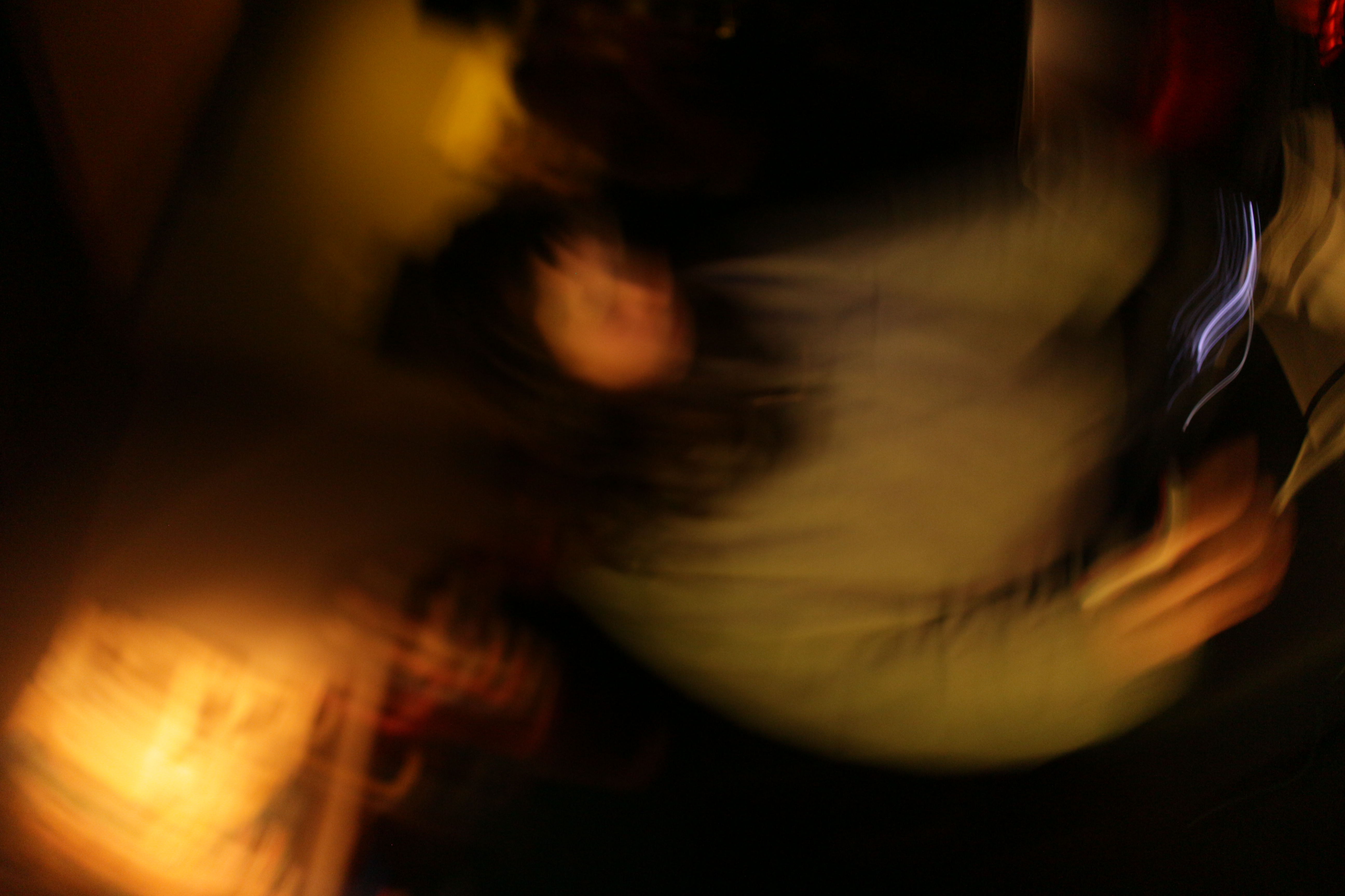 Silueta de un músico o performer en la oscuridad