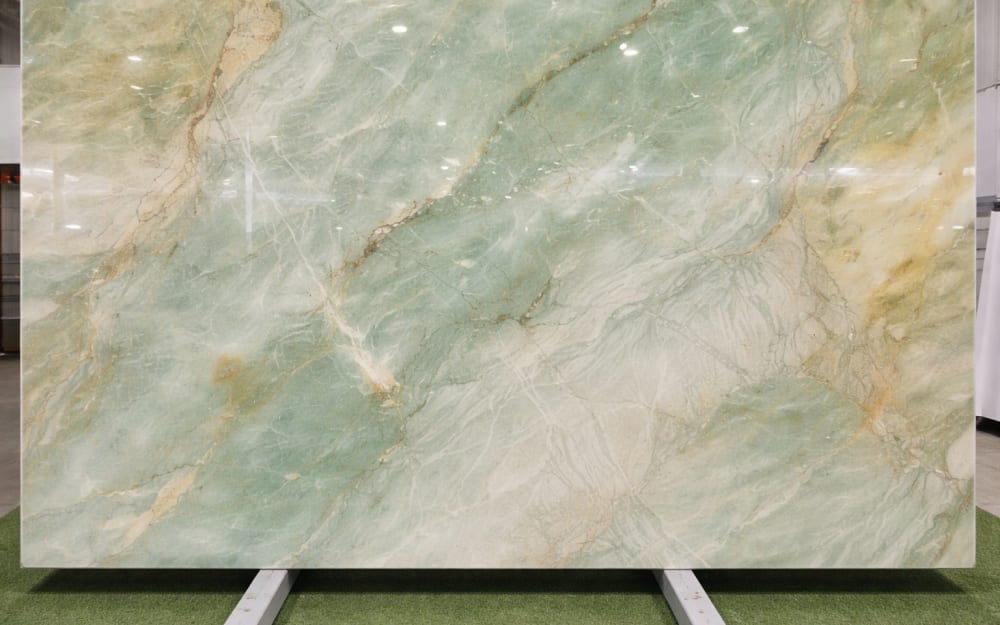 Alexandrita quartzite — polished slab surface showing Grey coloring. Origin: Brazil. Hardness: 7 Mohs. Acid sensitivity: low.