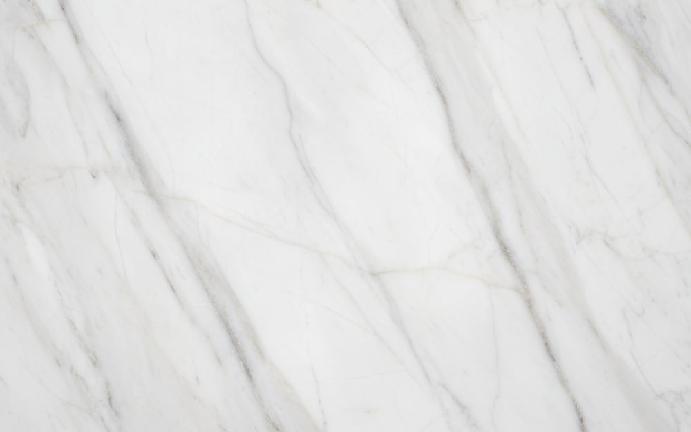 Super White marble — polished slab surface showing White coloring. Origin: Brazil (Minas Gerais). Hardness: 3 Mohs. Acid sensitivity: high.