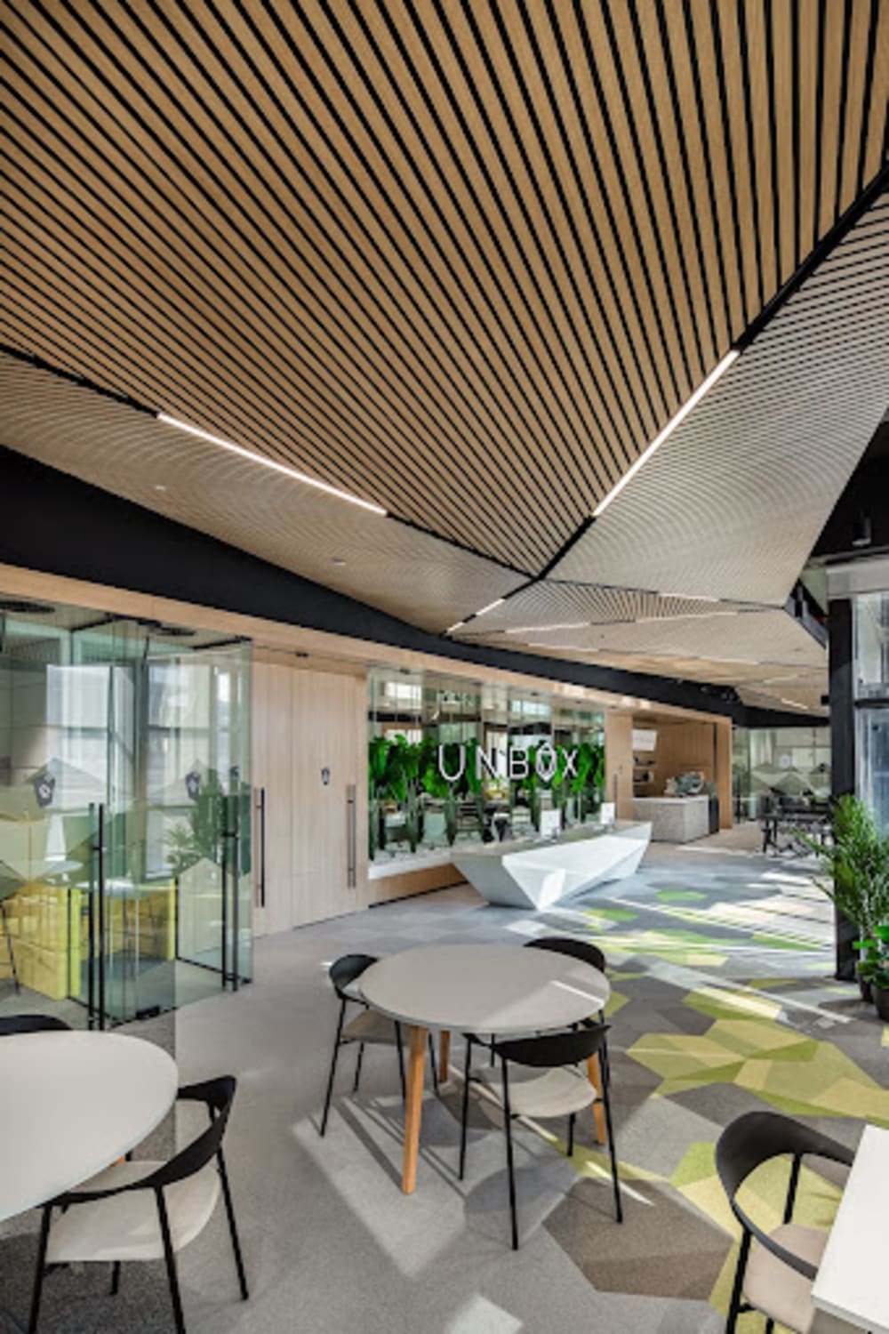 UNBOX API World Tower - Trade Center SZR