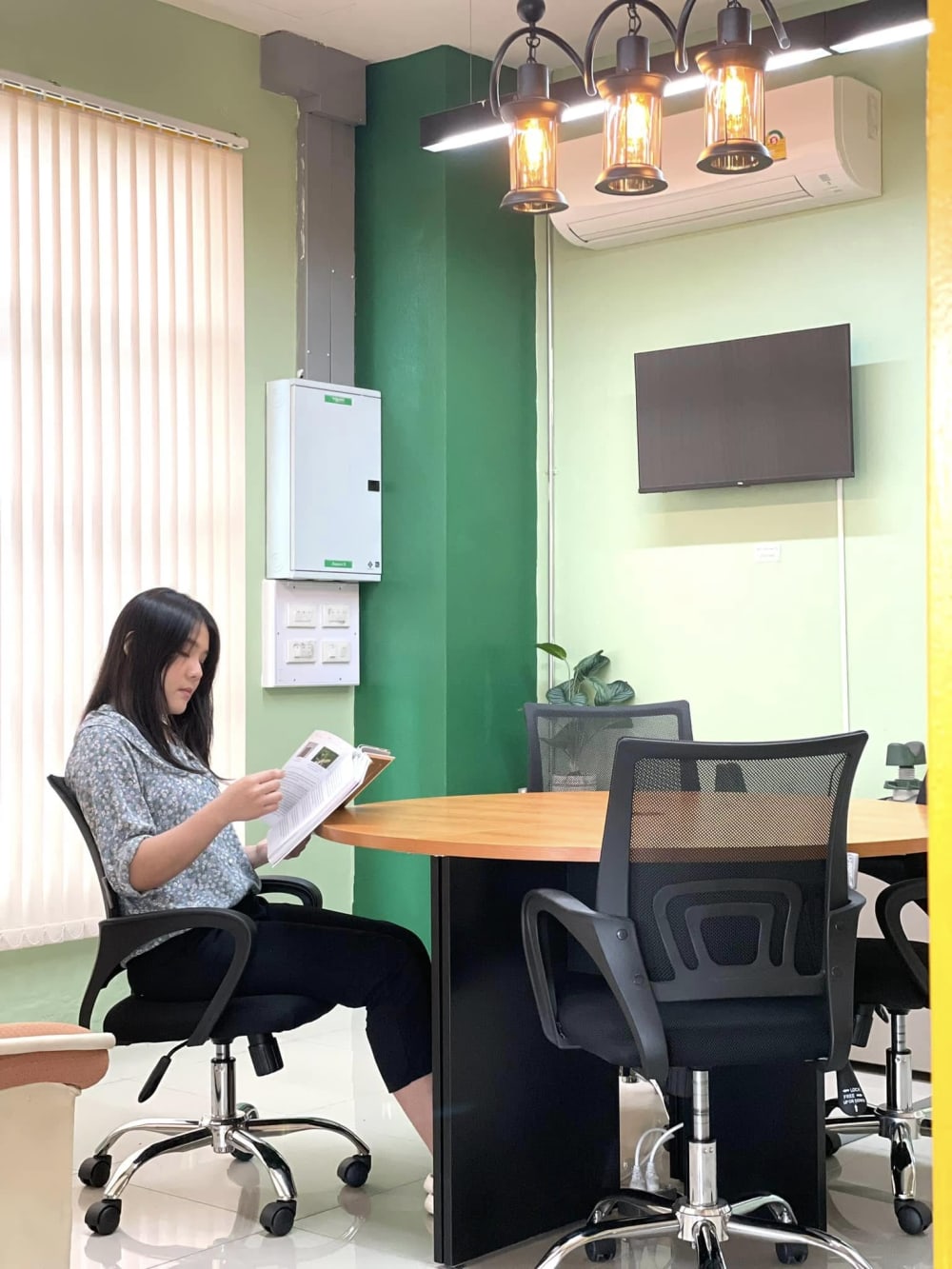 Howdy Coworking Space & Hostel