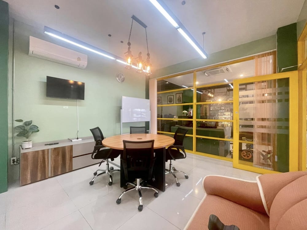 Howdy Coworking Space & Hostel