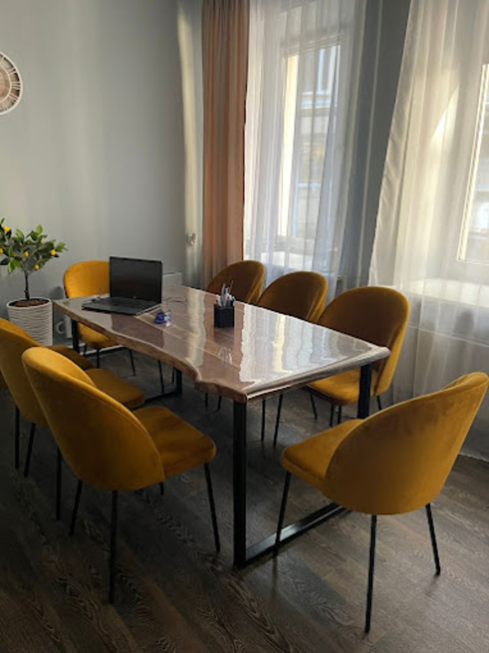 The Mecto Kabinety Na Chas