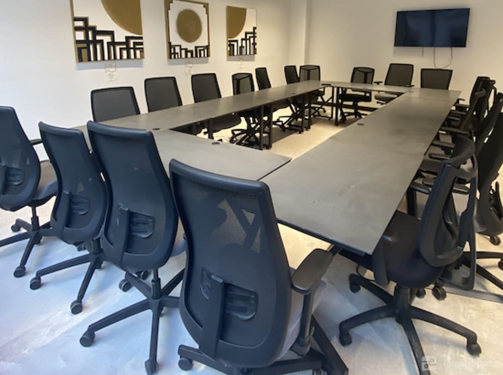 Quarters Coworking Space Lite Ros Merah